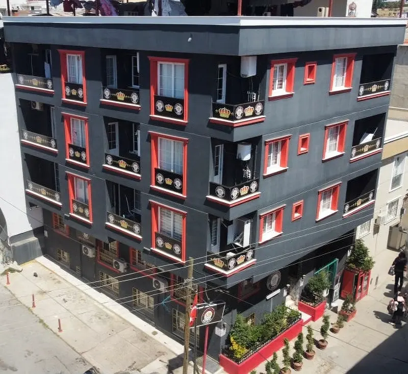 Royal Palace Butik Otel binasının dış cephesi, Buca Kuruçeşme: antrasit cephe, kırmızı pencere çerçeveleri ve taç desenli balkonlar