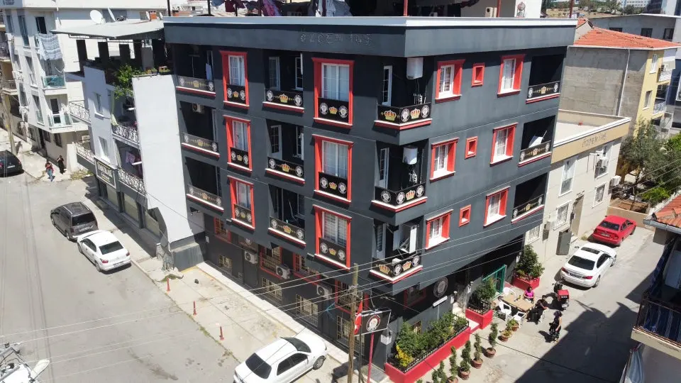 Royal Palace Butik Otel binasının havadan görünümü ve sokak girişi, Buca Kuruçeşme